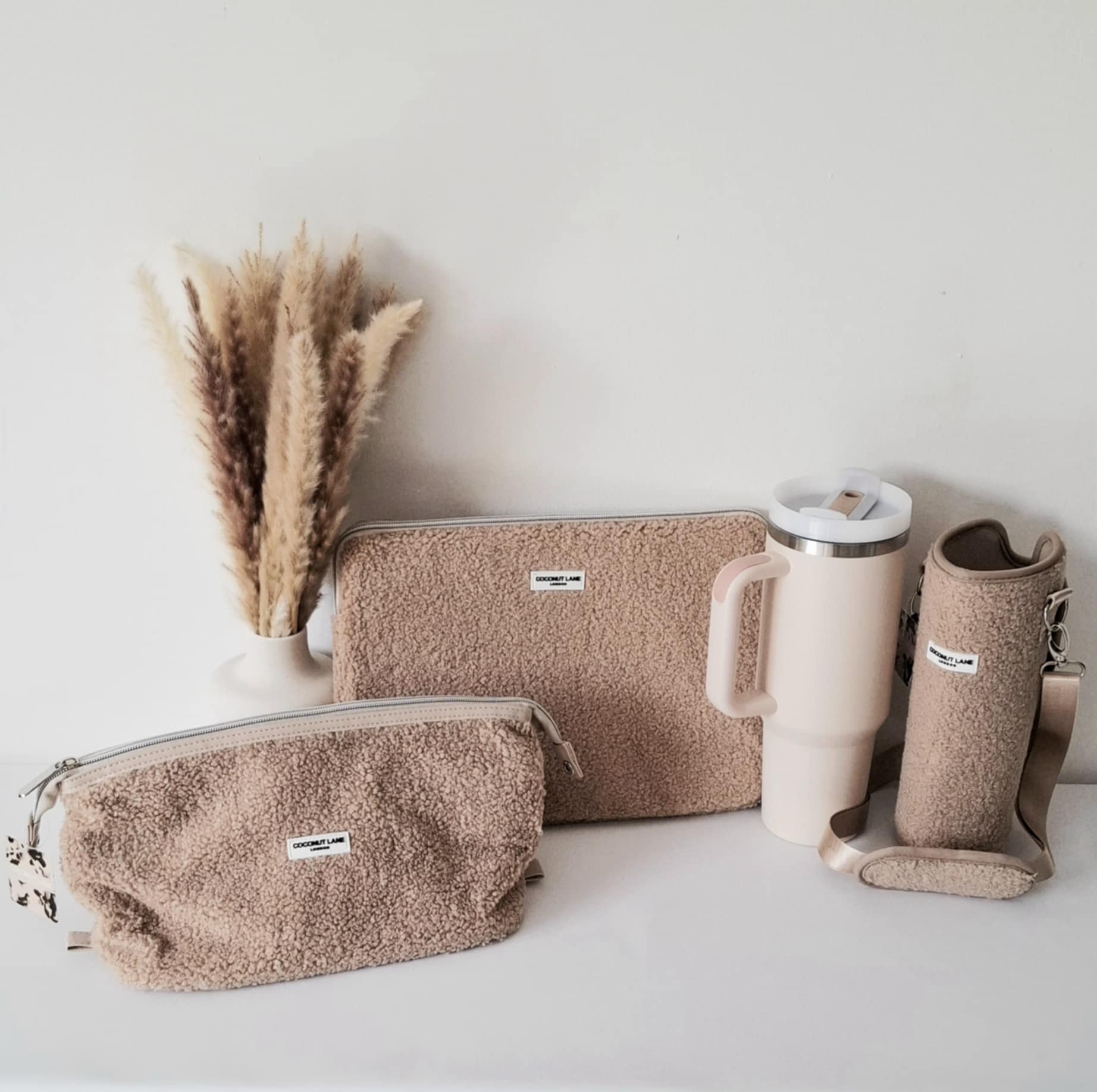 Ensemble de la collection Coconut Lane couleurs café au lait . La collection contien des pochettes , des accessoires, housse d'ordinateur