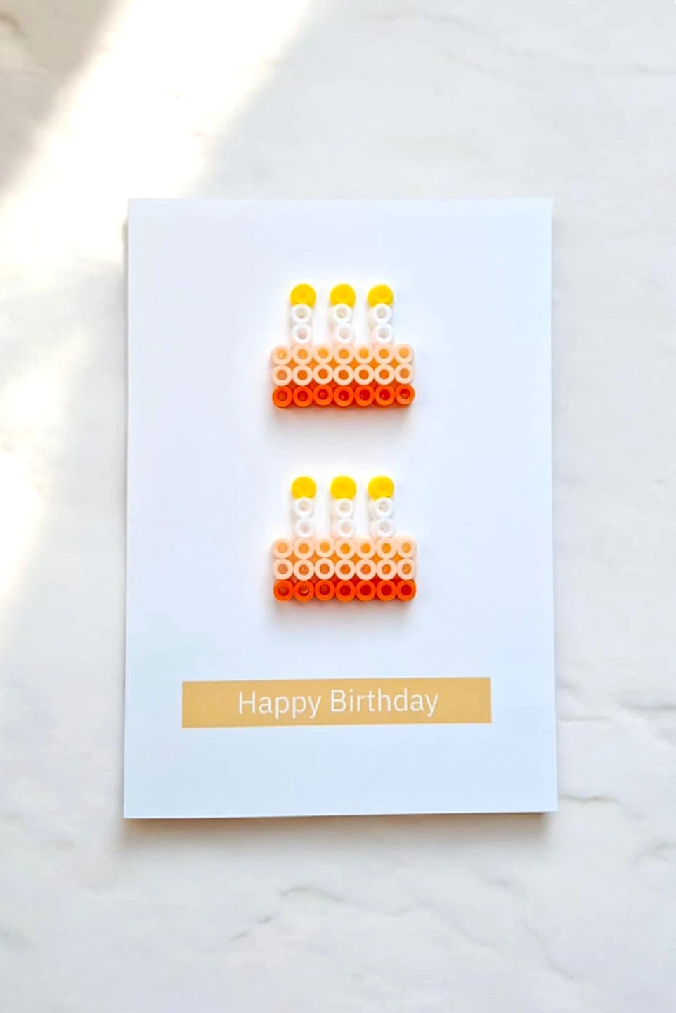 Plongez dans l'univers de l'artisanat avec cette carte d'anniversaire d'exception aux couleurs tendre et festives.