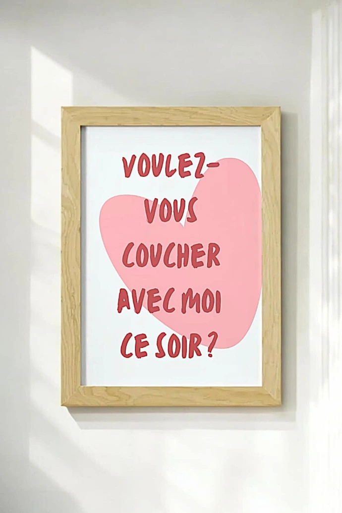 Cette afiche au message audacieux est parfaite pour donner une touche charmante et intrigante a votre intérieure.