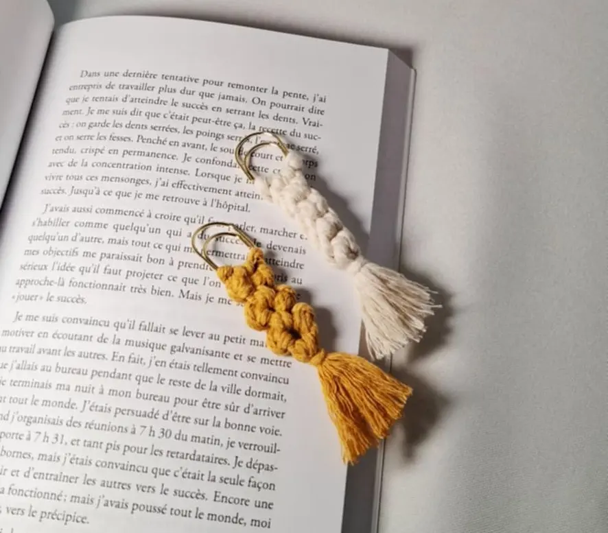 Marque-pages en macramé de couleur blanc et safran de la marque Passion D'Ecrire