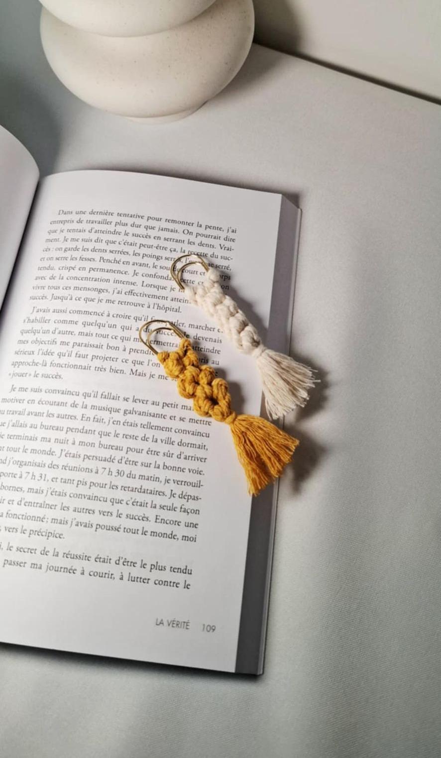 Marque-pages en macramé de couleur blanc et safran de la marque Passion D'Ecrire