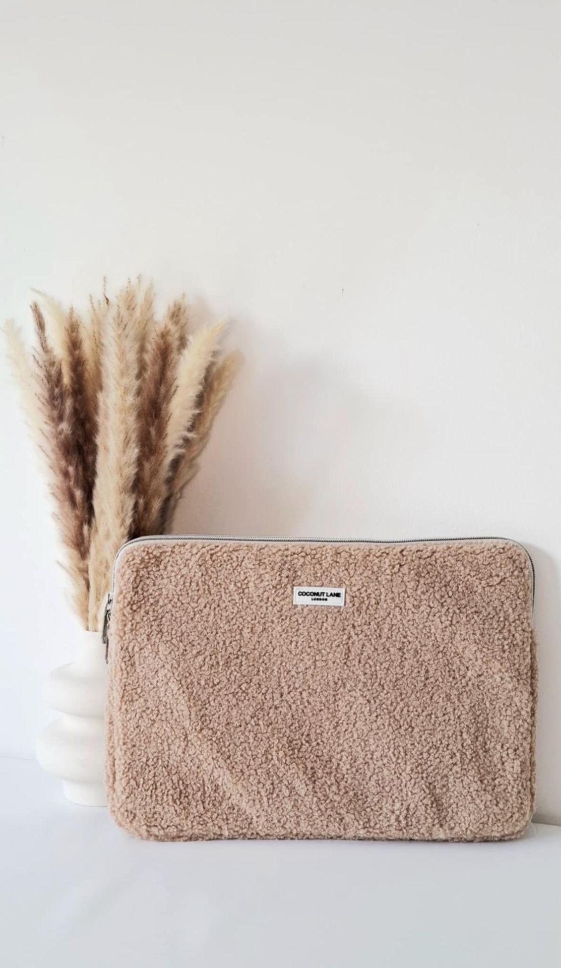 Housse d'ordinateur portable de la marque Coconut Lane de couleur café au lait 