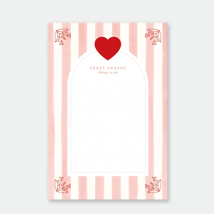 Bloc-notes à rayures roses de chez All The Ways To Say . Idéale pour garder les mots doux et les rêves partagés.