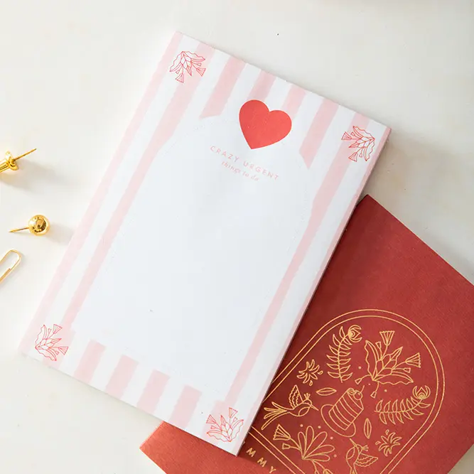 Bloc-notes à rayures roses de chez All The Ways To Say  est une promesse de garder précieusement les mots doux et les souvenirs partagés.