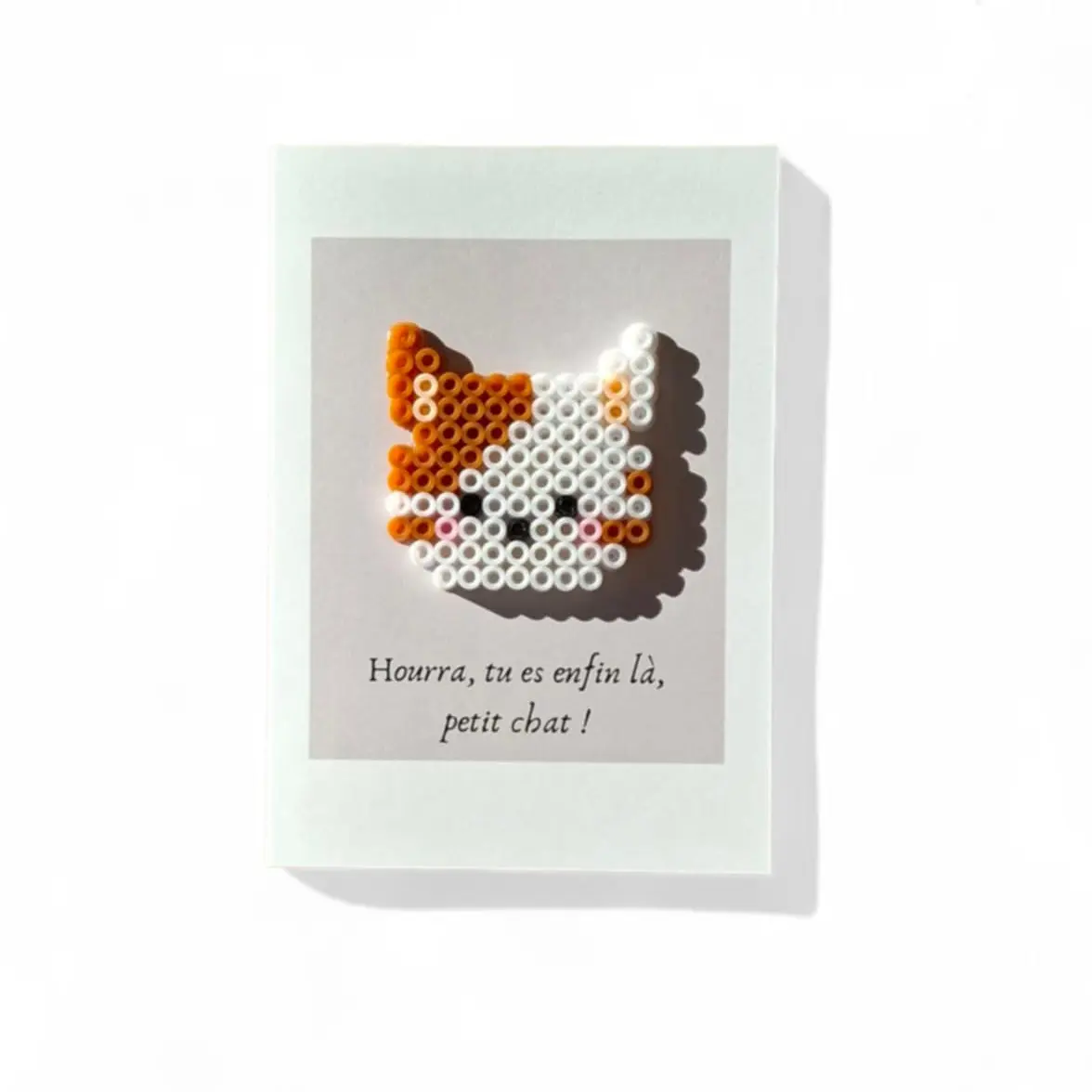 Carte Naissance, avec chat en perle et incription: Hourra, tu es enfin là, petit chat !